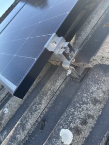 Solarpanels auf Ziegeldach befestigen