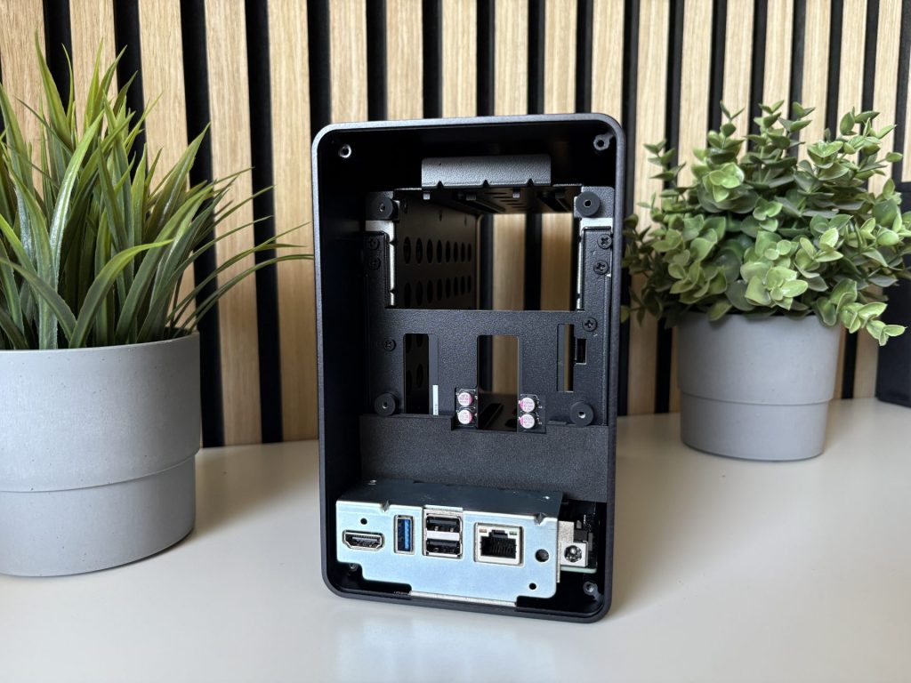 UGREEN NASync DXP2800 GT